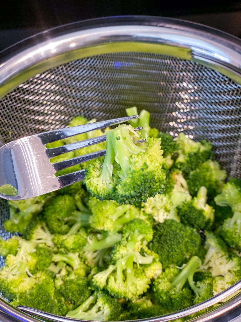 picture of freshly steamed broccoli in the instant pot