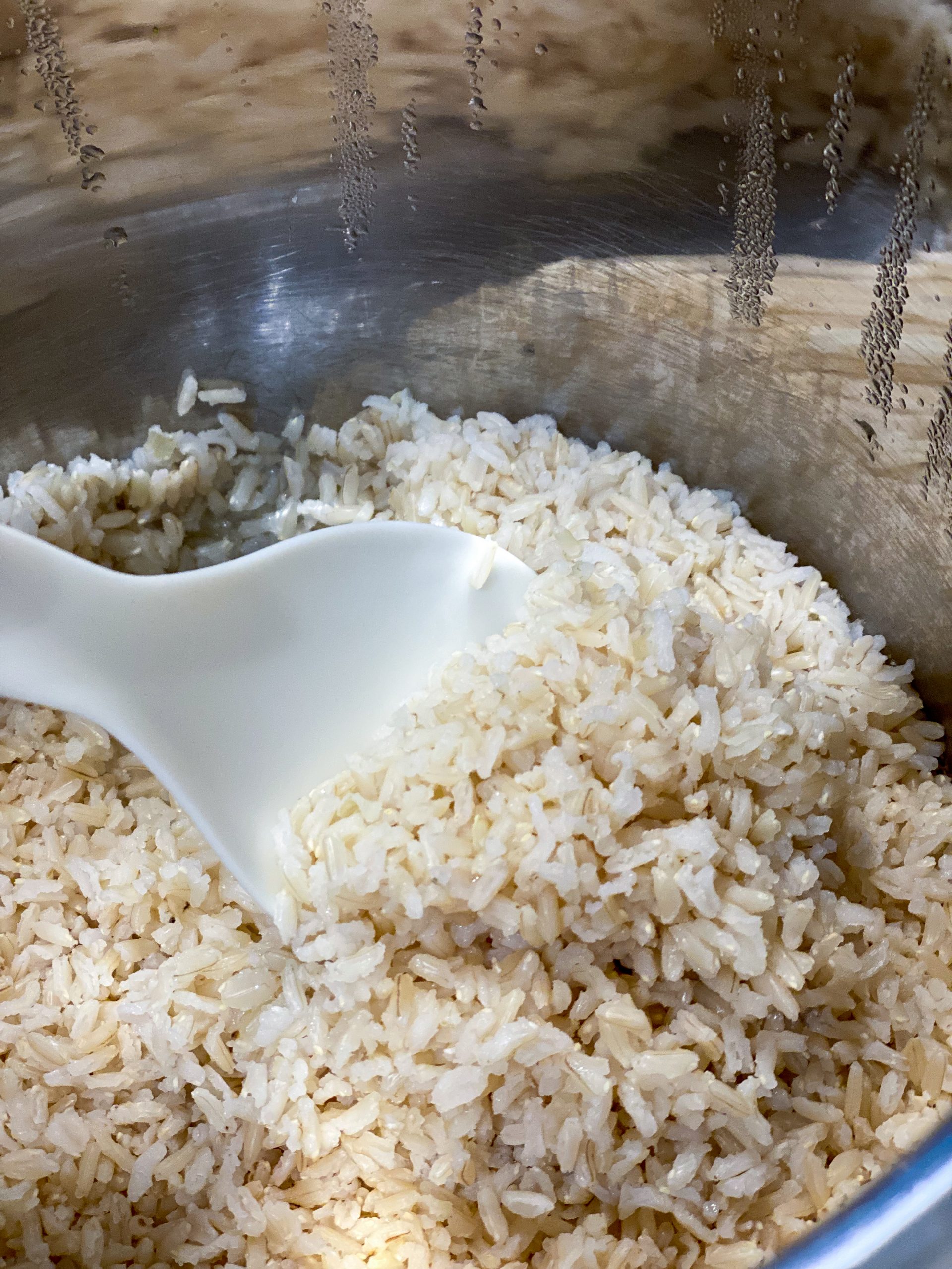 picture of fluffing brown rice
